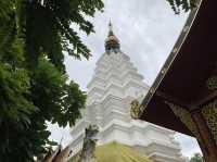 ‘วัดหมื่นตูม’ วัดสถาปัตยกรรมซุ้มประตูสวย