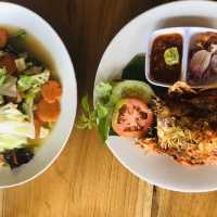 往瑪雅烏布酒店十字路口、有停車場的大型印尼餐廳Warung Mina Ubud
