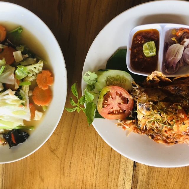 往瑪雅烏布酒店十字路口、有停車場的大型印尼餐廳Warung Mina Ubud