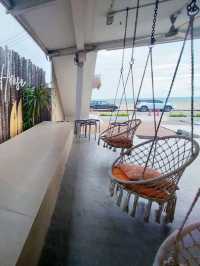 ซัมเมอร์ เฮ้าส์ พัทยา คาเฟ่สุดมินิมอลริมหาดจอมเทียน