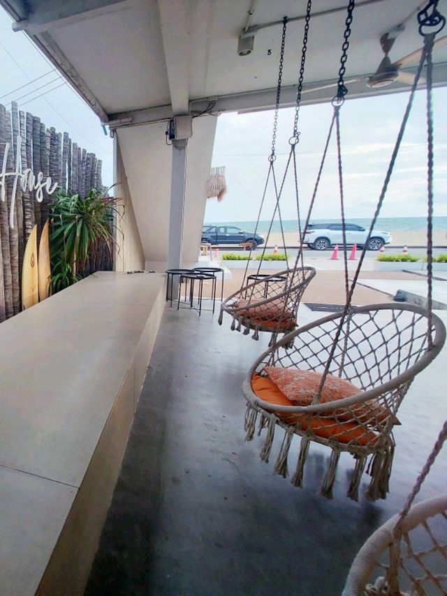 ซัมเมอร์ เฮ้าส์ พัทยา คาเฟ่สุดมินิมอลริมหาดจอมเทียน