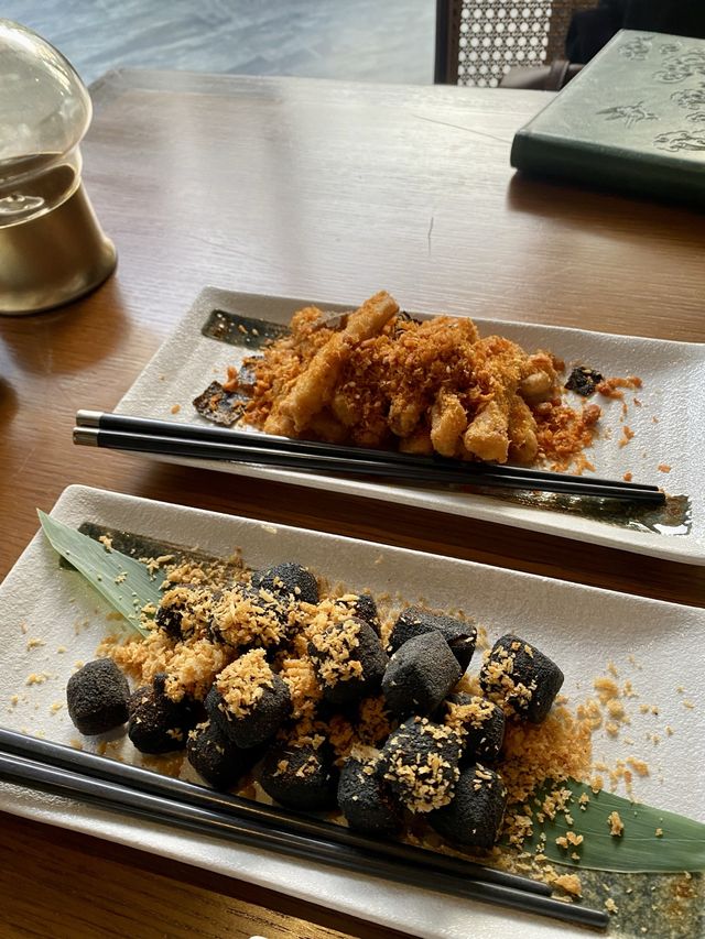 Exquisite local food by the Singapore River! 