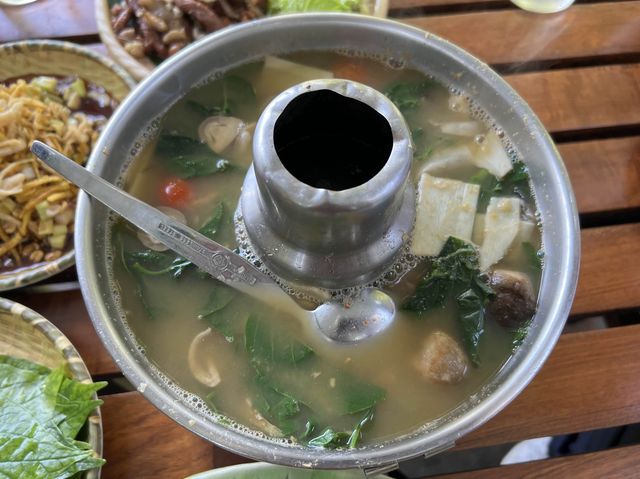 ร้านอร่อย บรรยากาศเหมือนทานในป่า ร่มรื่นมาก
