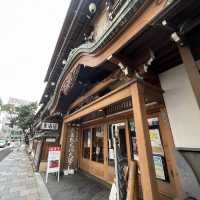 昭和の建物が温泉宿に！川沿いに建つ伝統宿