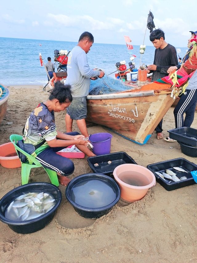 ช็อปของทะเลสดๆ จากตลาดประมงพื้นบ้าน หาดจอมเทียน