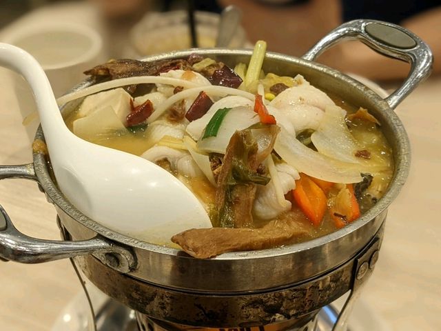 "將軍澳中心值得一試美食，黃金湯酸菜魚片晚市優惠抵食，皮蛋豆腐超好味！"