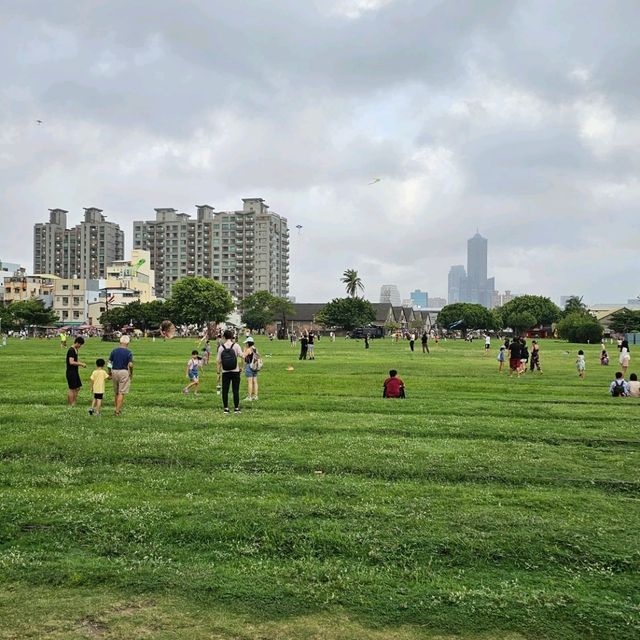 搭捷運輕軌輕鬆遊高雄特色景點