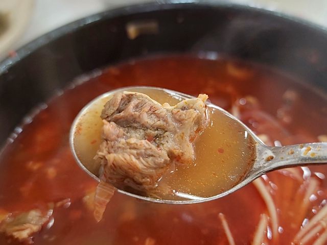 담백한 갈비탕이 얼큰하면 해장하기 딱 좋은 맛!