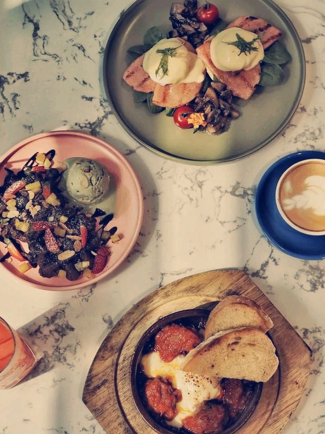 Mr & Mrs Cafe