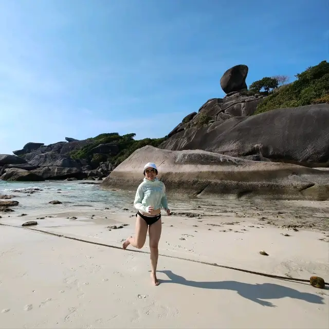 タイのシミラン島、砂浜で遊ぶ。