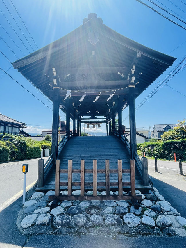 【長野県/下諏訪　“諏訪大社 下社 春宮”前/道路の真ん中にある下馬橋】