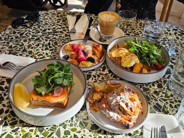 멜버른 🇦🇺 맛도, 호수뷰 테라스 자리도 명당인 카페 