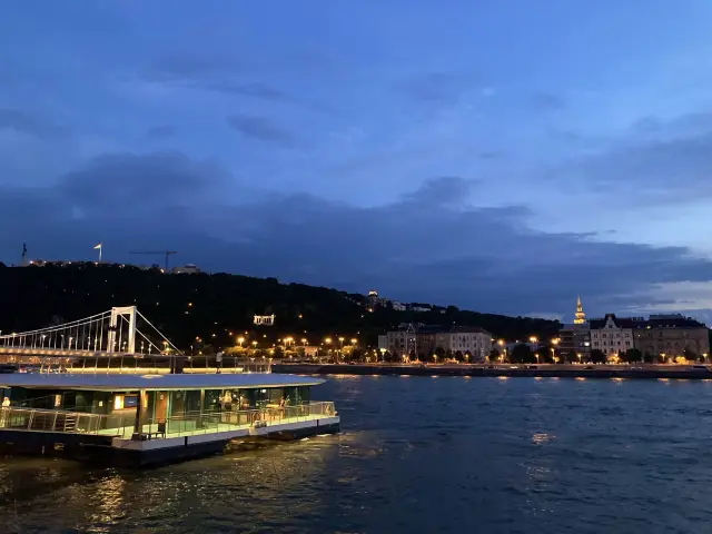 【布達佩斯】夜遊多瑙河，欣賞燈光建築