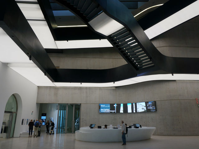 【イタリア・ローマ】黒い階段に導かれて巡るローマ・イタリア初の国立現代美術館MAXXI