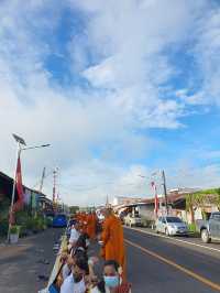 สหสขันธ์   นุ่งซิ่น นั่งสาด ตักบาตรพระ 9 วัด