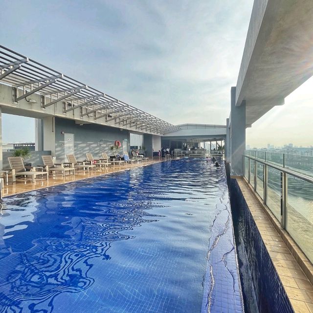 🇲🇾 Endless Horizons: The Infinity Pool at Zenith Hotel Putrajaya