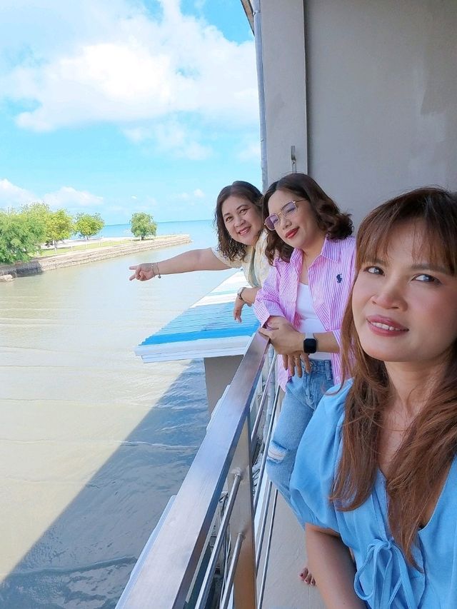 Baan Tah on the Sea ที่พักริมทะเลบางเสร่