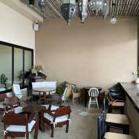 คาเฟ่ติดทะเล Khap Samut Cafe‘ & Eatery 