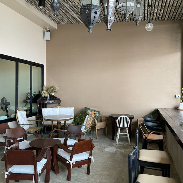 คาเฟ่ติดทะเล Khap Samut Cafe‘ & Eatery 