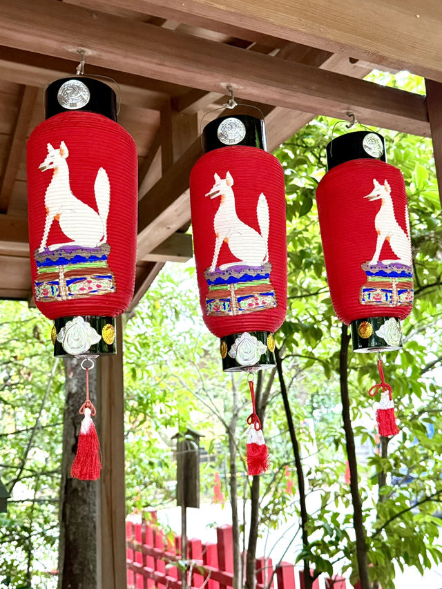 【東京都】大田区で、たくさんの狐が守護する神社