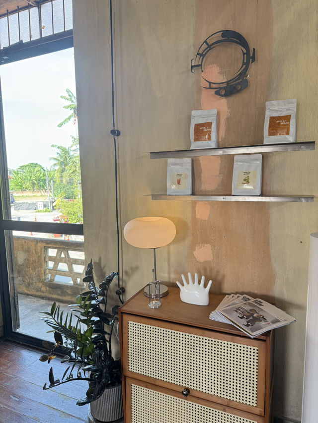 📍คาเฟ่ลับใจกลางเมืองลำพูน“Apollo Cafe"
