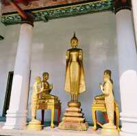 泰國曼谷標誌性皇家古跡寺廟景點:Wat Phitchaya Yatikaram Worawihan，雄偉白色巨塔，適合打卡拍照📸。