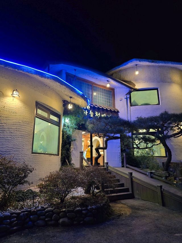 크리스마스에 진심인 여주 트리카페🎄