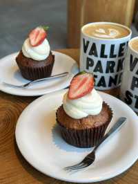 Seasonal strawberry muffin🍓