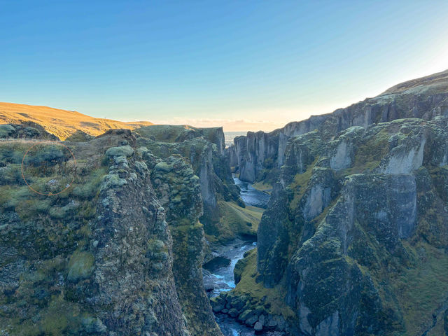 Fjaðrárgljúfur 羽毛河峽谷，一窺冰島最美峽谷