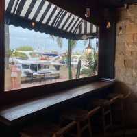 คาเฟ่สุดหรูที่ตั้งอยู่ในท่าเรือ Royal Phuket Marin