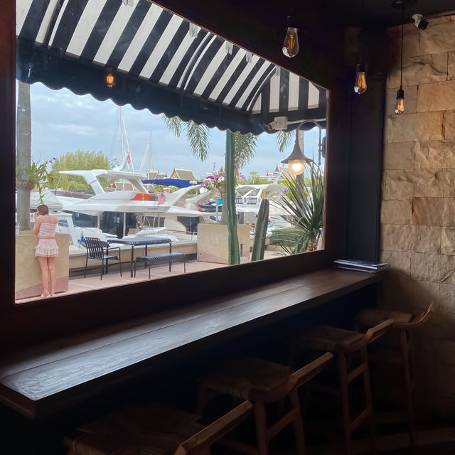 คาเฟ่สุดหรูที่ตั้งอยู่ในท่าเรือ Royal Phuket Marin
