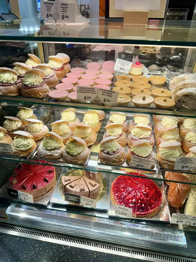 Lunch at Fazer Café Citycenter – A Classic Café Experience in Helsinki ☕🥪