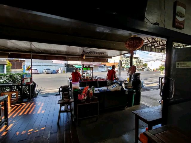 ตำนานบะหมี่ไข่ 130 ปี เมืองอุทัยธานี