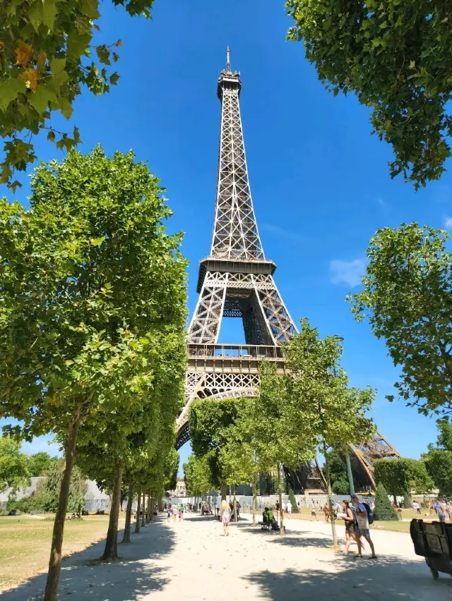 Great photo spots of the Eiffel Tower.