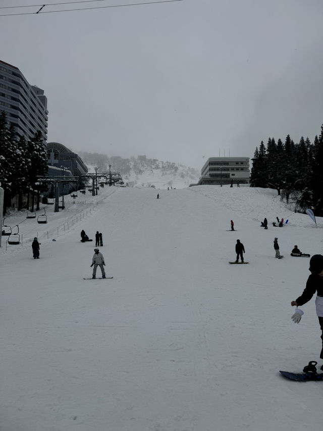 享受2025最後的雪季石打丸山滑雪場