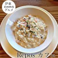湖の近くにあるログハウスカフェ
