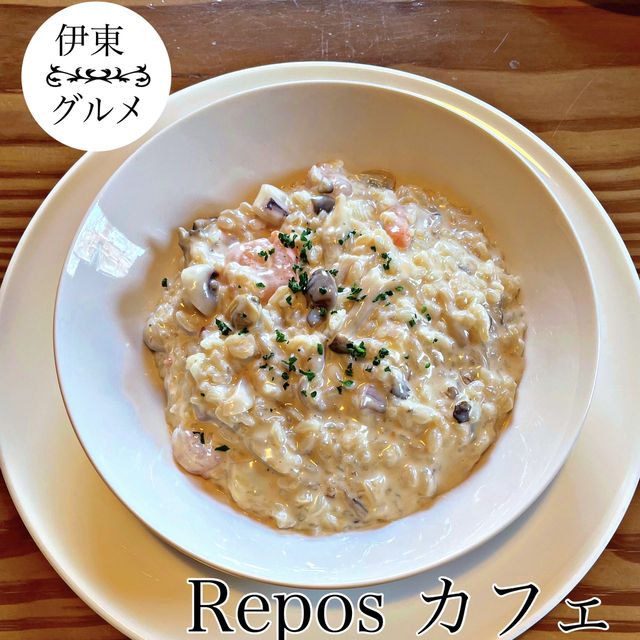 湖の近くにあるログハウスカフェ