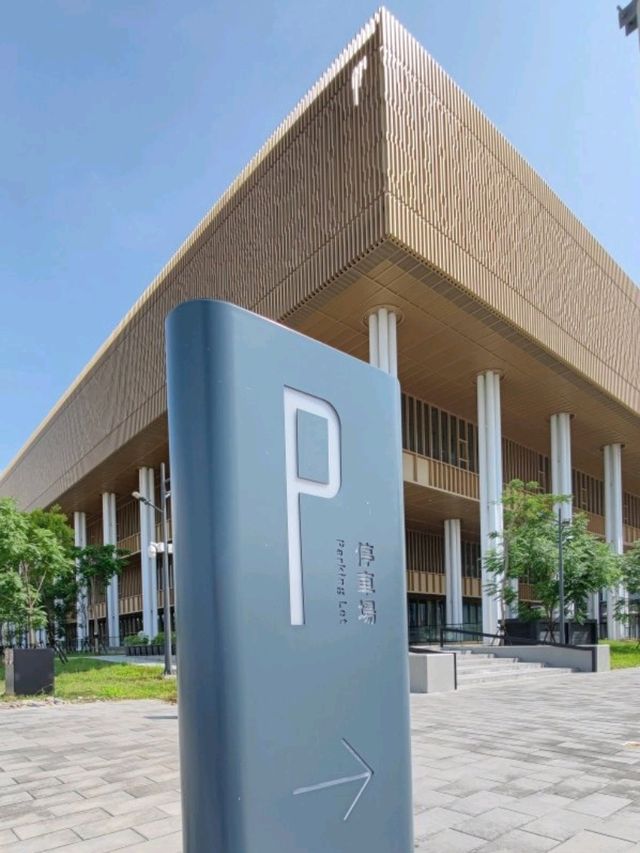 怎麼有一堆白色紙張散落在半空中啊...#臺南圖書館總館- 臺南永康