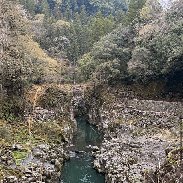 高千穂峡 (Takachiho Gorge, Miyazaki) – 神話が息づく幻想的な渓谷