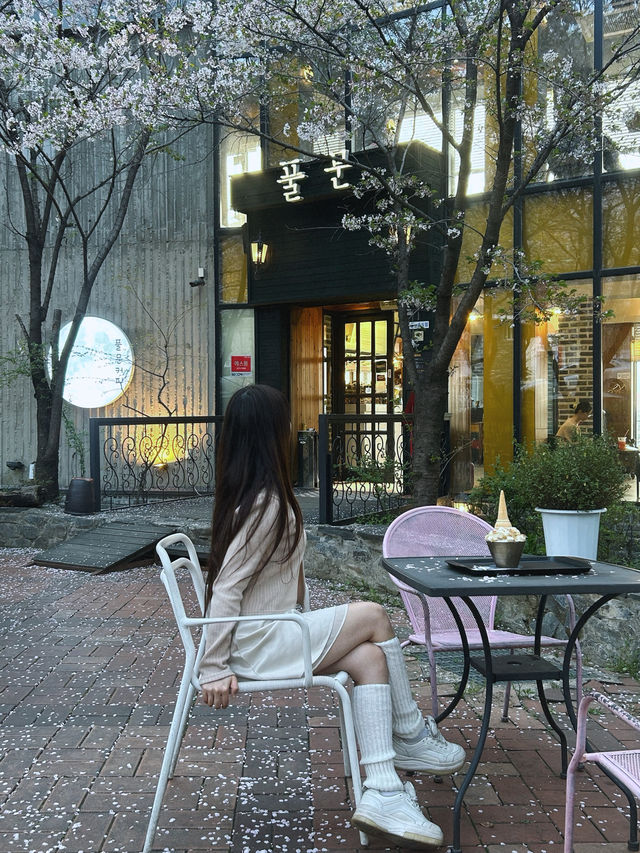수암골의 감성과 커피가 어우러진 공간, 카페 풀문 ☕🌙