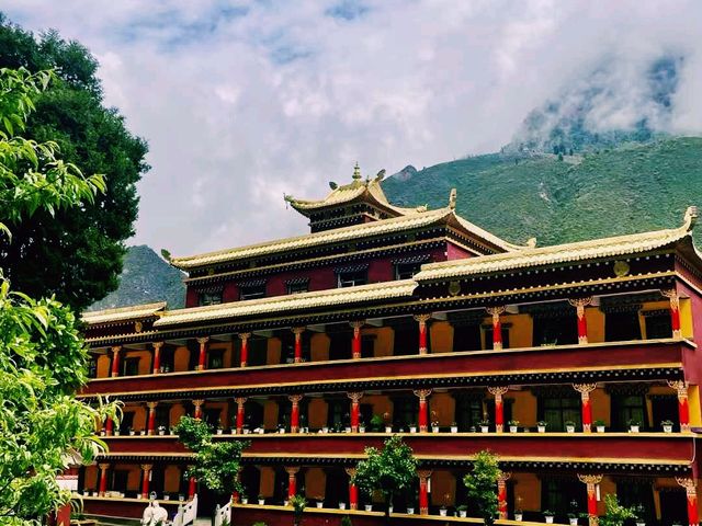 中國四川甘孜著名寺廟景點：巴旺松安寺，適合打卡拍照📸