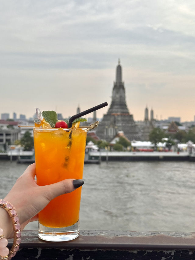 🌇 왓 아룬 뷰 한가득, 더 데크에서 즐기는 황홀한 칵테일 🍹