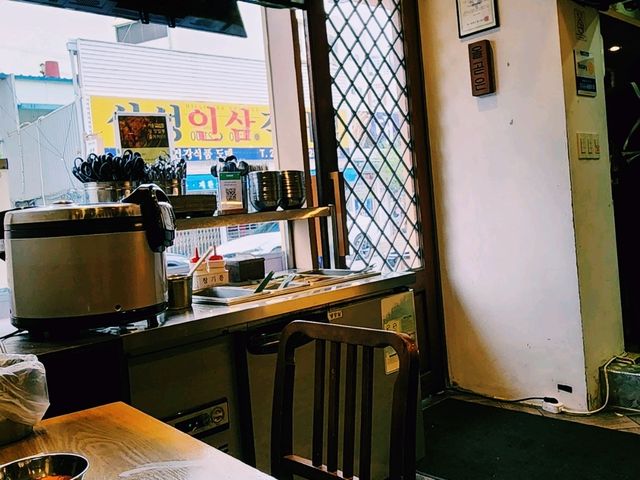 🍖【辣香撲鼻】巨松燉排骨：吃一口就會懷念的超人氣美食