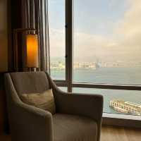 萬麗海景酒店-房間設計精緻，落地窗可以俯瞰壯麗香港海景