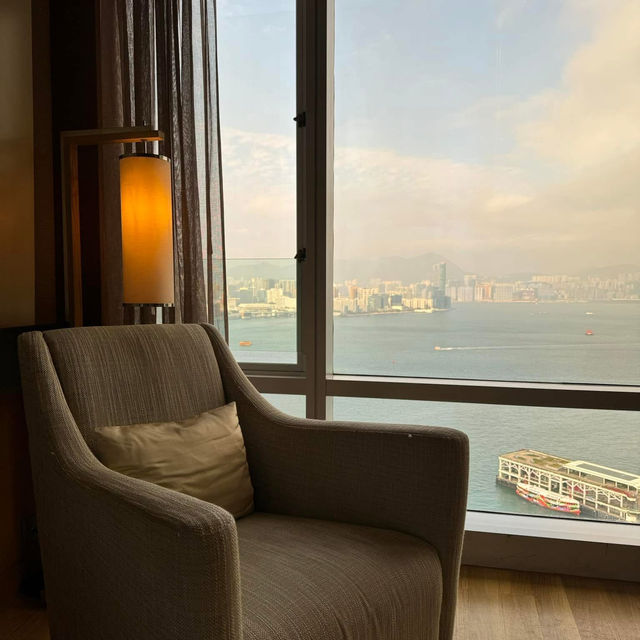 萬麗海景酒店-房間設計精緻，落地窗可以俯瞰壯麗香港海景