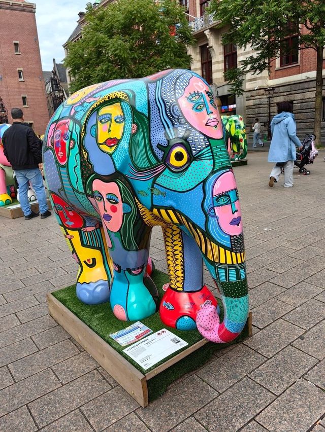 慶祝阿姆斯特丹建城750 週年的Elephant Parade