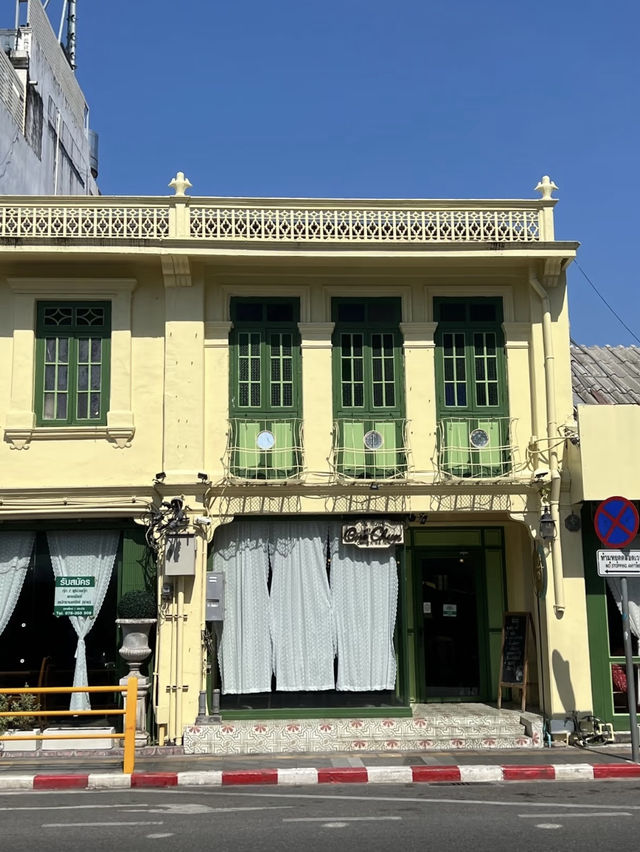 One Chun Café & Restaurant – Retro Charm and Bold Phuketian Flavours