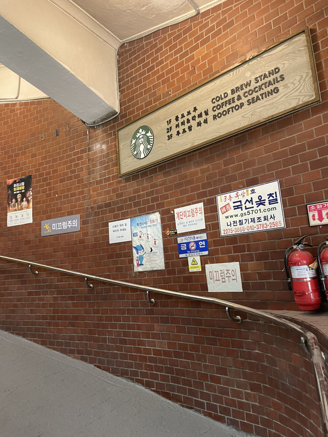 【🇰🇷韓国】広蔵市場にスタバができた‼️雰囲気最高🪔絶対行ってほしい❣️