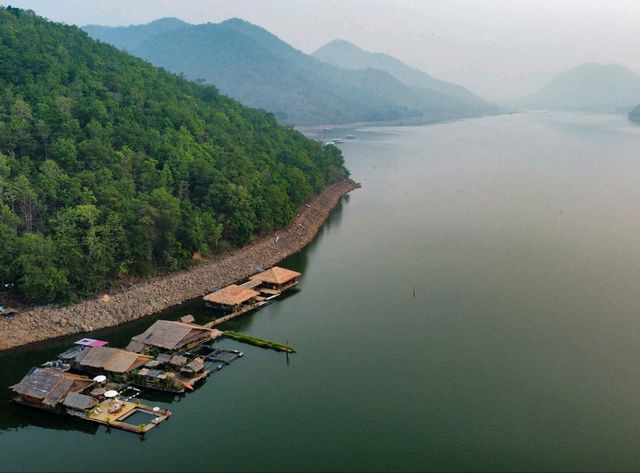ที่พักสุดชิลในเมืองกาญจน์ Sweet Home Floating