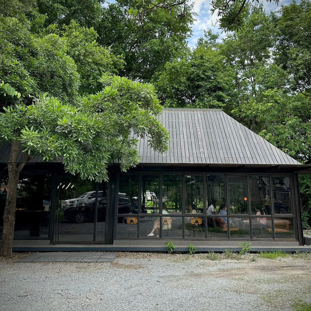 “จิบกาแฟในร้านดีไซน์ลอฟต์คลีนๆ 